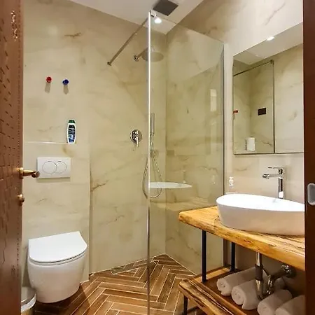 Neokulla - Hikers Hive * فالبني